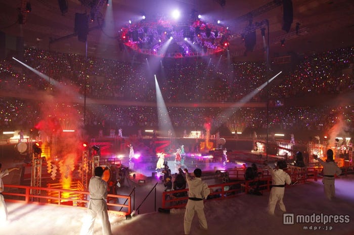 開幕では42人の極真空手戦士たちがももクロメンバーを囲んで拳を突き出し気合を入れた。(Photo by hajime kamiiisaka)