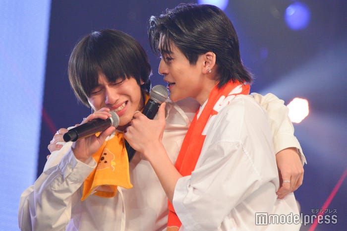 涙が止まらない山下幸輝と目を合わせる高橋文哉 (C)モデルプレス