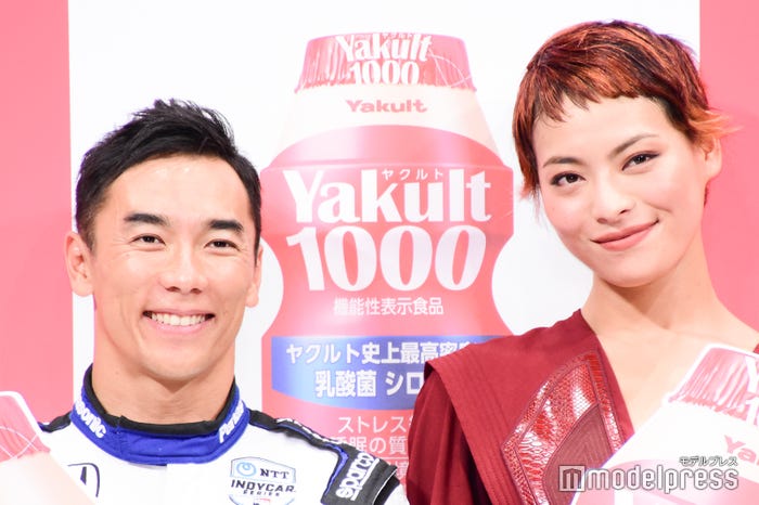 佐藤琢磨、菅原小春 (C)モデルプレス
