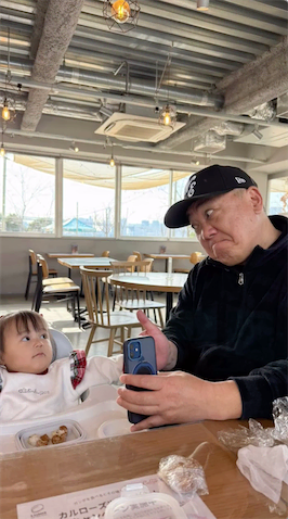 山本圭壱、愛娘・にこりちゃんとほっこり食事タイム公開「山本ファミリーよろしく」