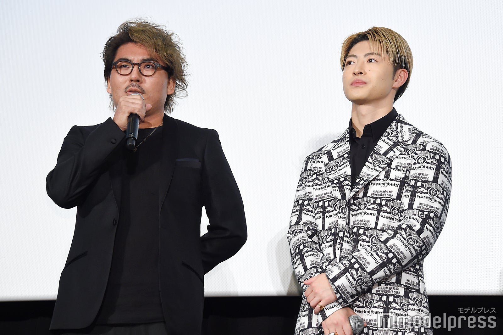 洞内広樹監督、佐野玲於 （C）モデルプレス