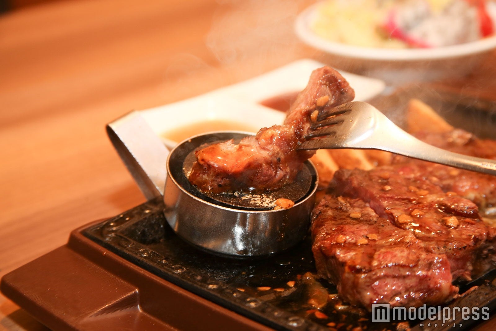 焼き石で臨場感を（C）モデルプレス