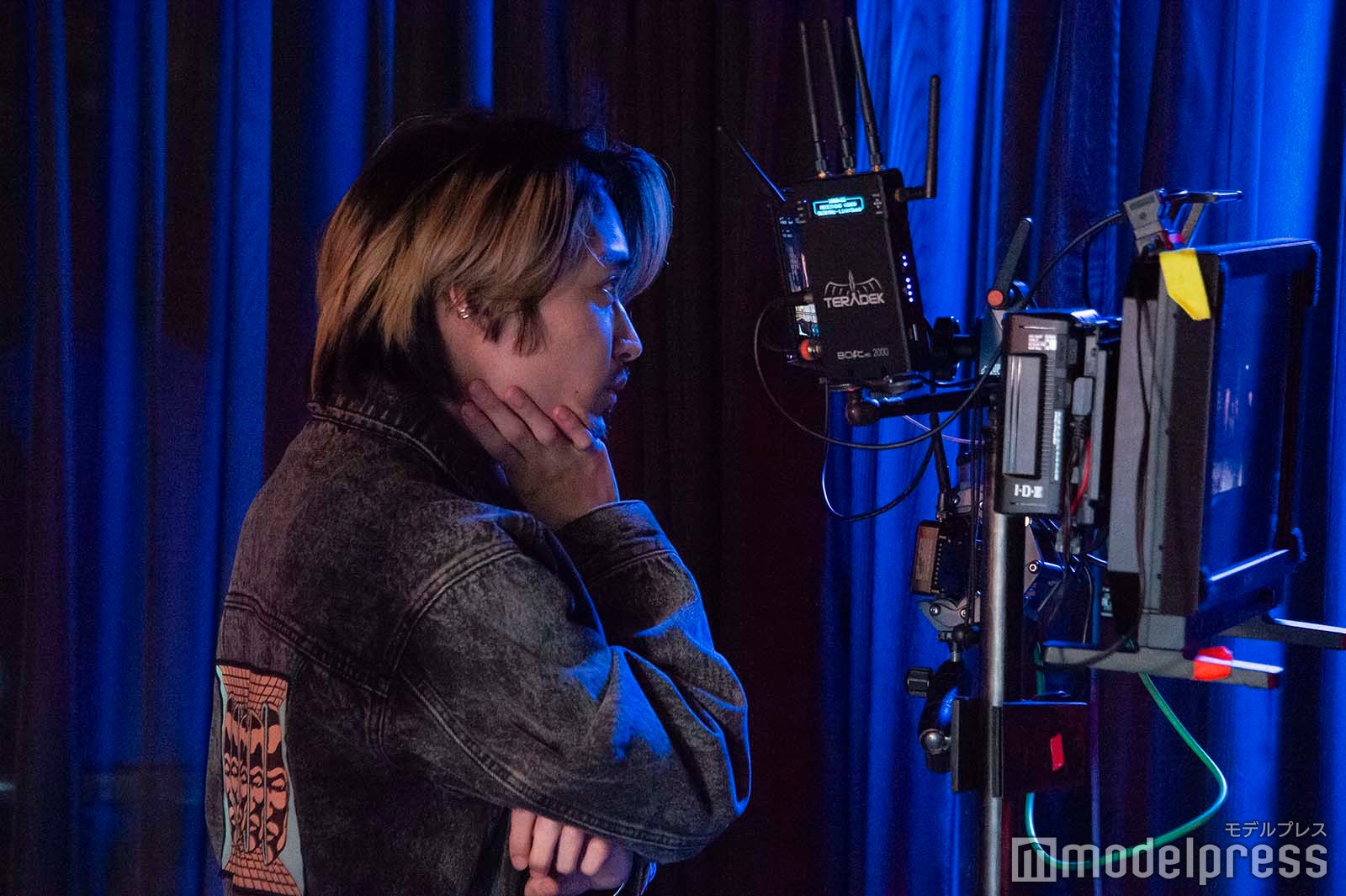 真剣にモニターチェックする松岡広大（C）モデルプレス