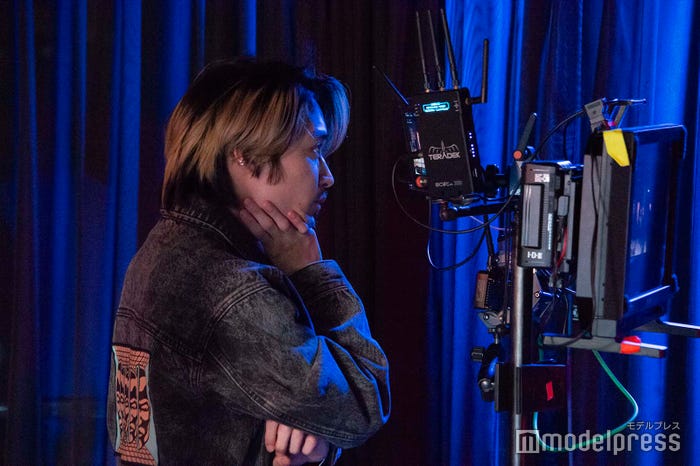 真剣にモニターチェックする松岡広大(C)モデルプレス