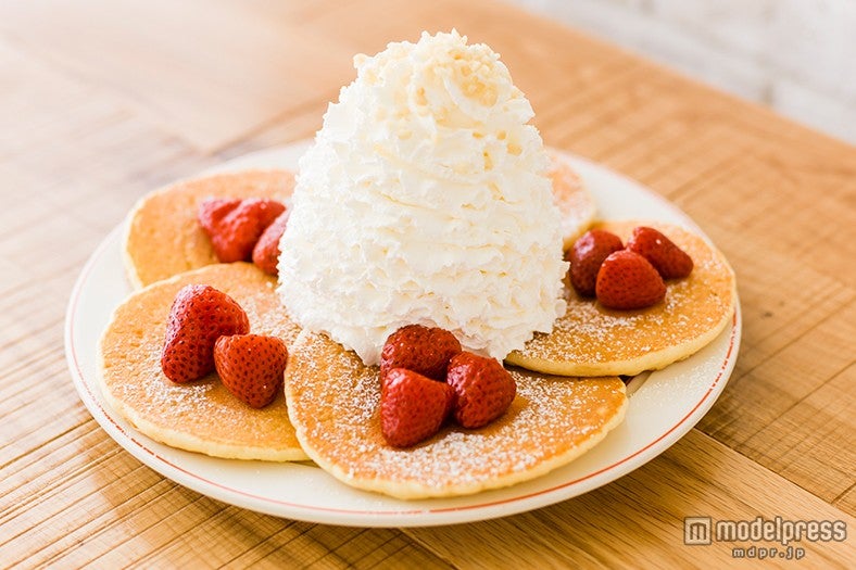 「Eggs’n Things」の「ストロベリーホイップクリームパンケーキ」