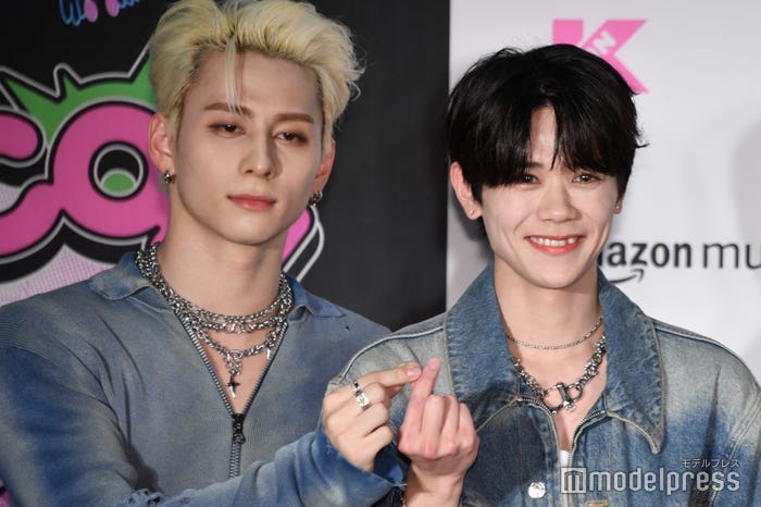 西洸人からのハートに照れ笑いを浮かべていた藤牧京介(C)モデルプレス