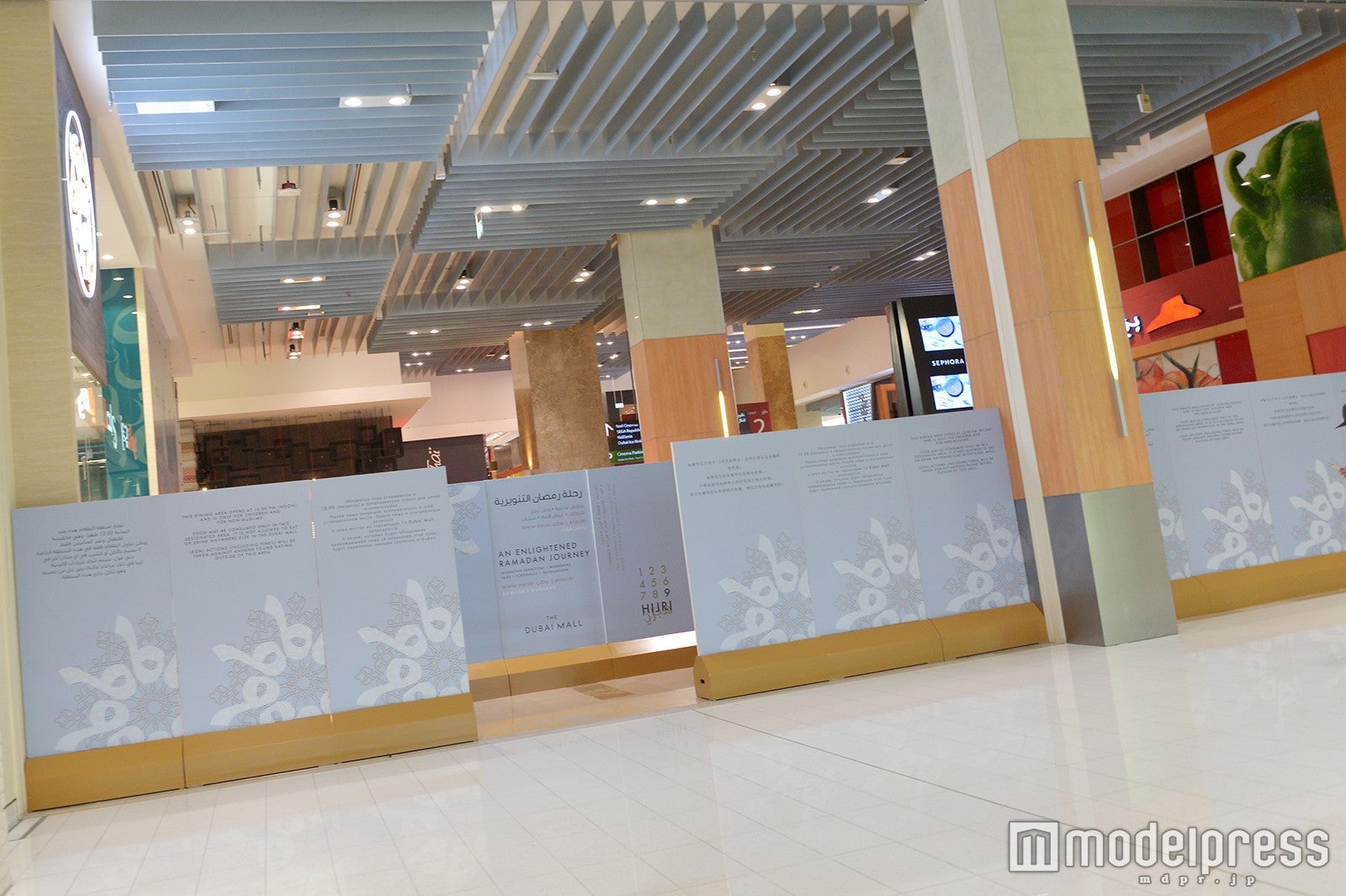 ラマダン期間中のショッピングモールのフードコートの入り口（C）モデルプレス