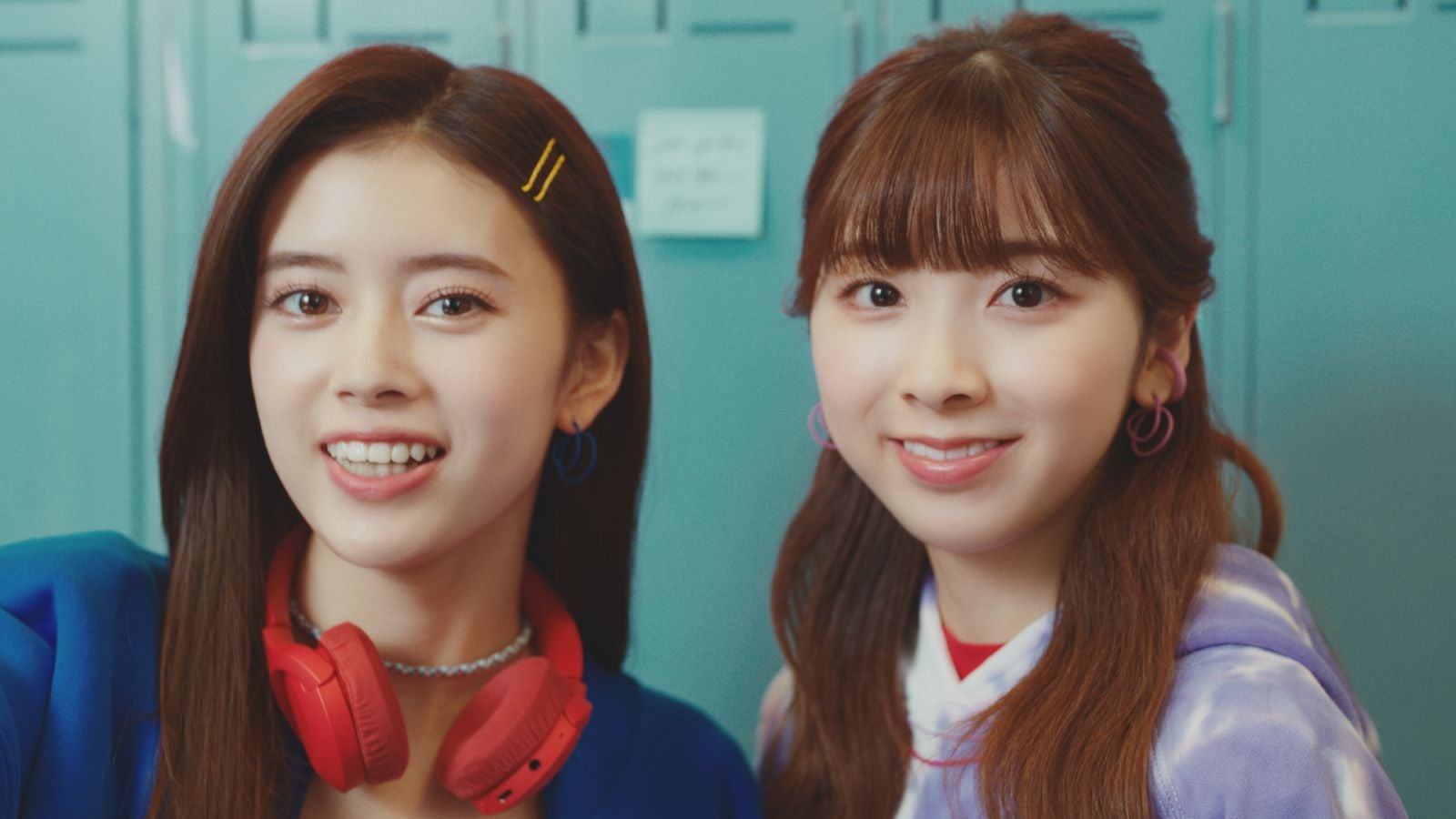 NiziU（RIMA、MIIHI）／新TVCM「いよいよスマホデビュー」篇より（提供写真）