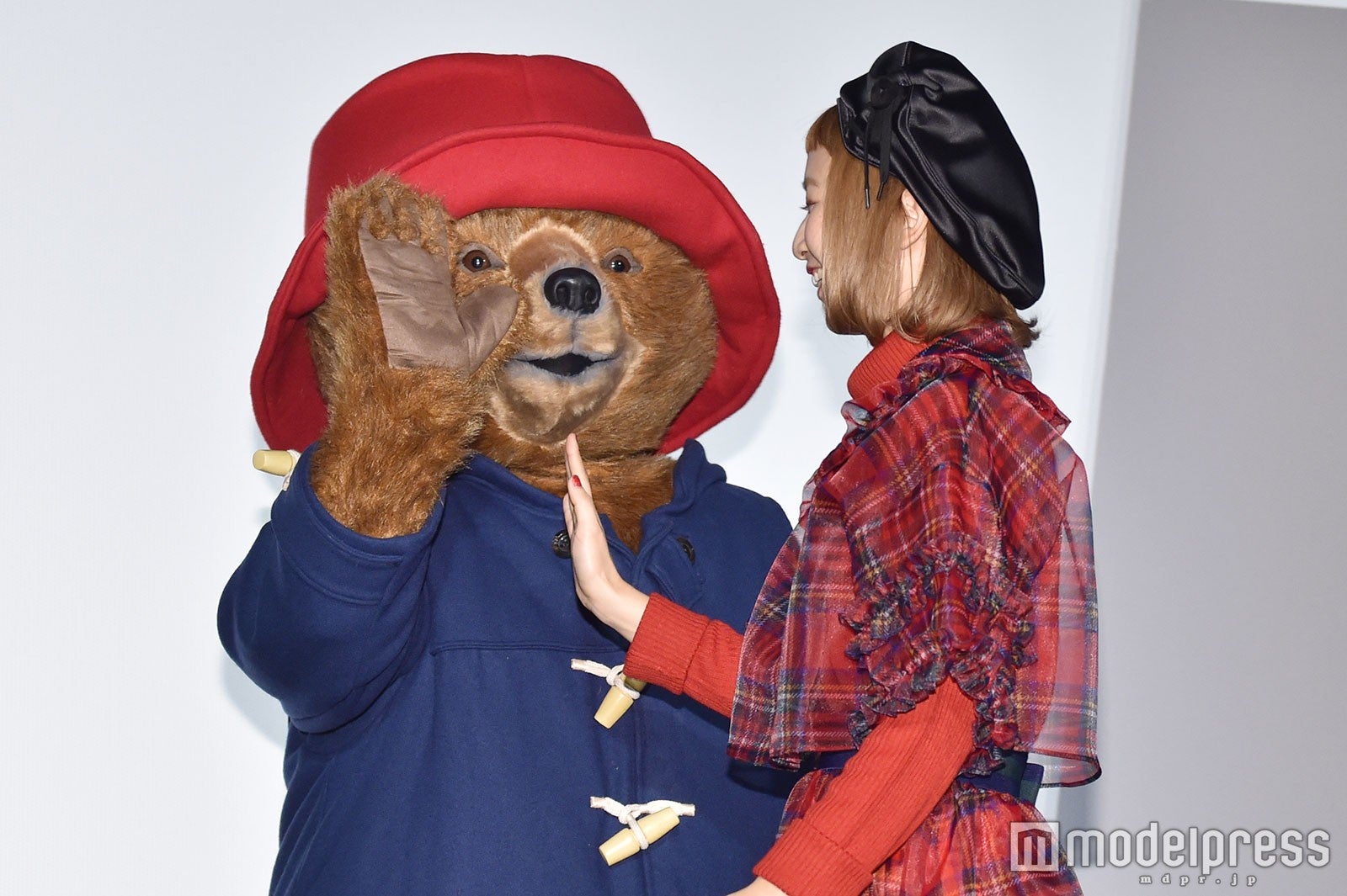 パディントンとハイタッチする三戸なつめ （C）モデルプレス