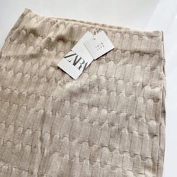 上品なのに履き心地よすぎる!ZARAの「3590円スカート」は」オンオフ使えてめっちゃ優秀!