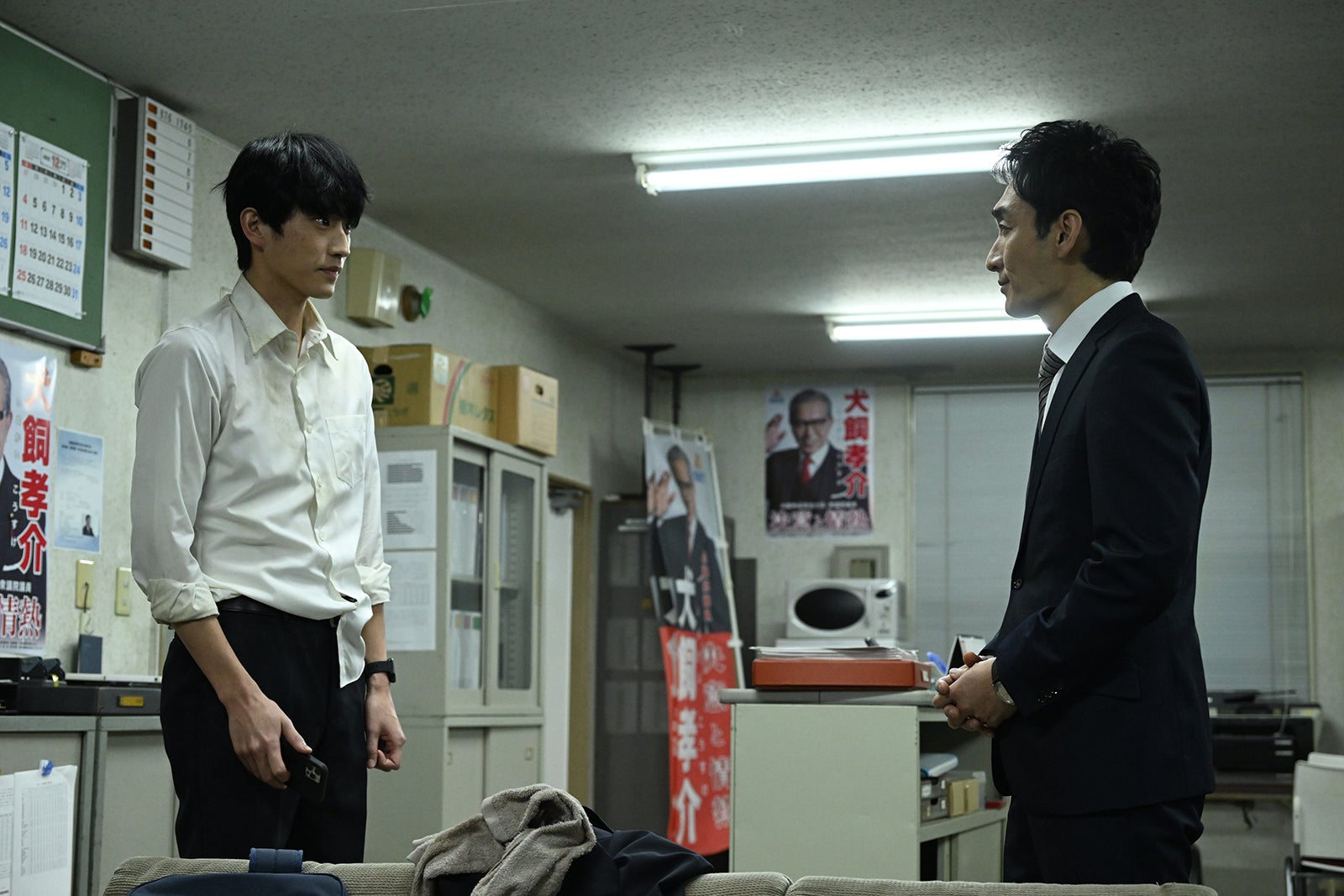 杉野遥亮、草なぎ剛 「罠の戦争」第2話より（C）カンテレ