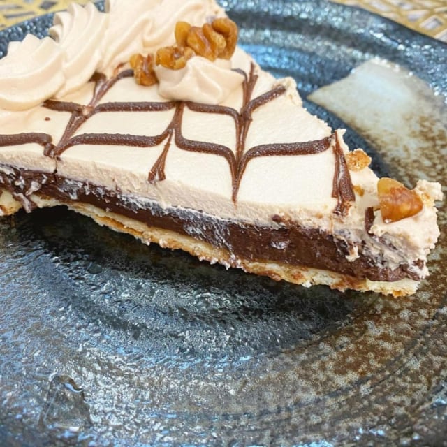 チョコレート＆プラリネタルトをカットしたところ