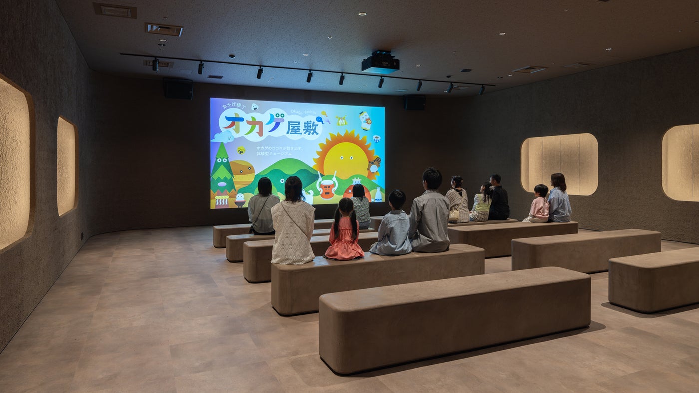 シアター空間で、“オカゲサマ”の世界へ来場者を誘う／提供画像