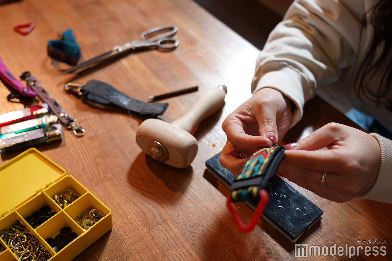 廃材ストラップを使ったオリジナルキーチェーンが作れるワークショップの様子（C）モデルプレス