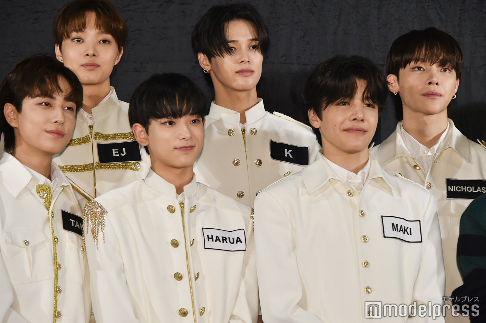 （後列左から）EJ、K、NICHOLAS（前列左から）TAKI、HARUA、MAKI（C）モデルプレス