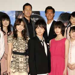 山本美月（前列左）にメロメロだった吉田麻也（後列左）／映画「桐島、部活やめるってよ」完成披露試写会
