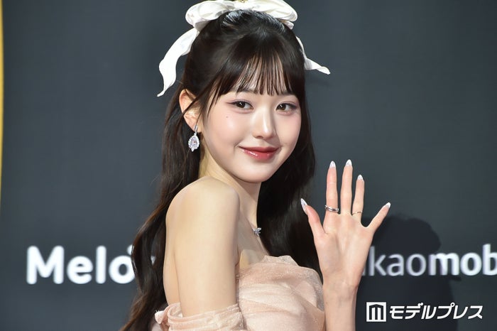 IVEウォニョン、素肌＆美脚輝く衣装ショットに反響「可愛すぎる」「スタイル抜群」