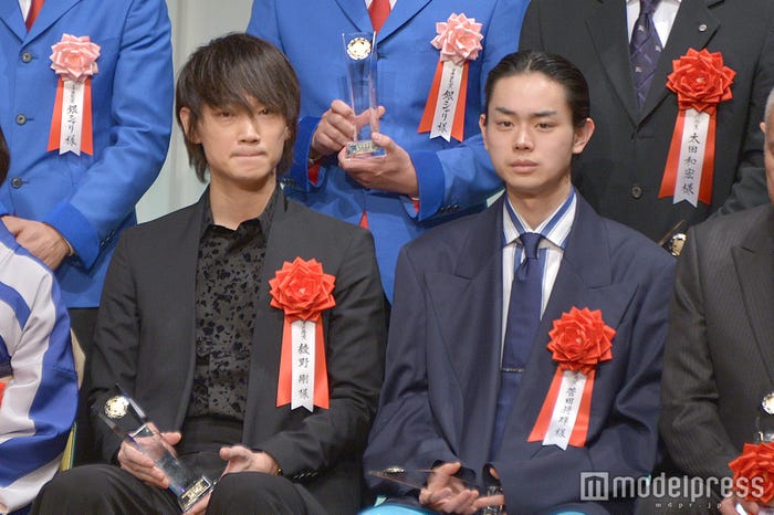 助演男優賞を受賞した綾野剛(怒り)&菅田将暉(ディストラクション・ベイビーズ) (C)モデルプレス