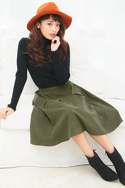 タック入りミディ丈ピーチスキンフレアスカート「神戸レタス」1,690円（税込）／画像提供：神戸レタス