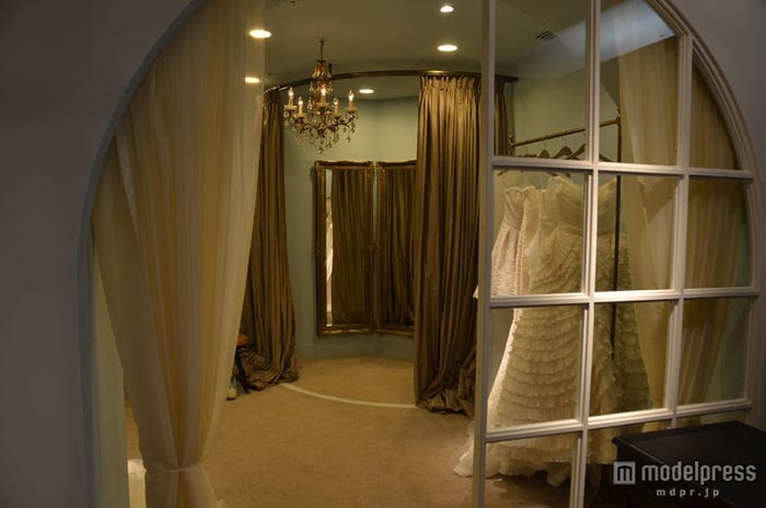 予約制のウェディングサロン。ゆったりとした試着室