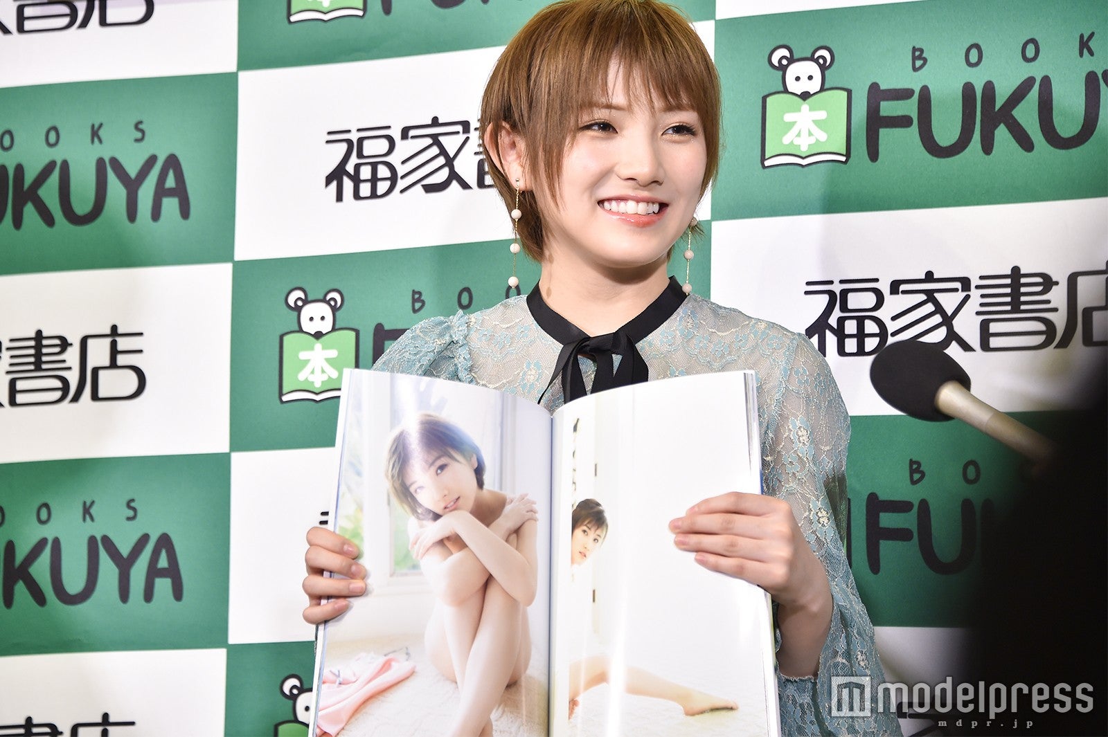 全裸に見えるポーズ／岡田奈々（C）モデルプレス