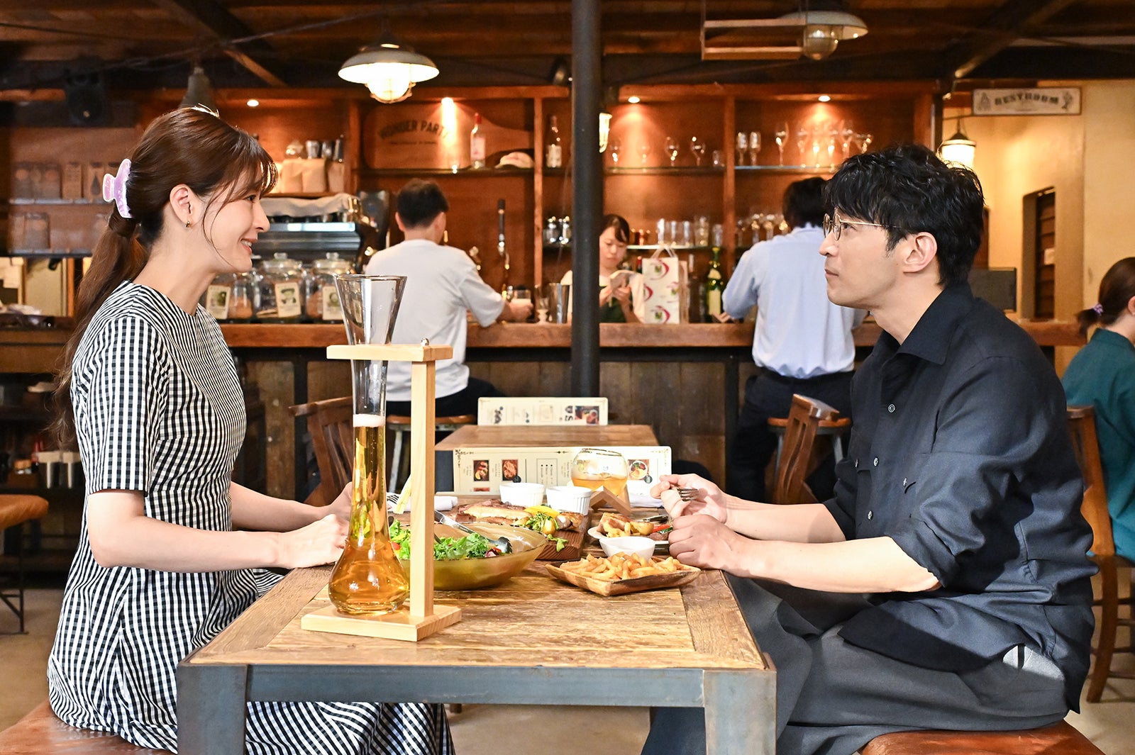 松本若菜、津田健次郎「西園寺さんは家事をしない」第8話より（C）TBS