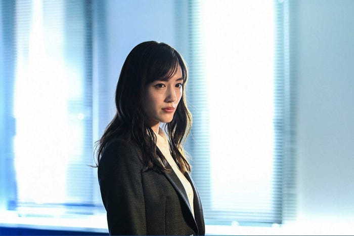 綾瀬はるか「天国と地獄 ~サイコな2人~」第4話より(C)TBS