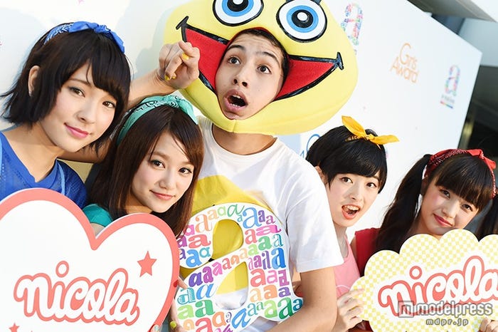 けみお&アミーガチュ(左より)清水せれな、永井美夕、けみお、寺門いずみ、佐藤優津季