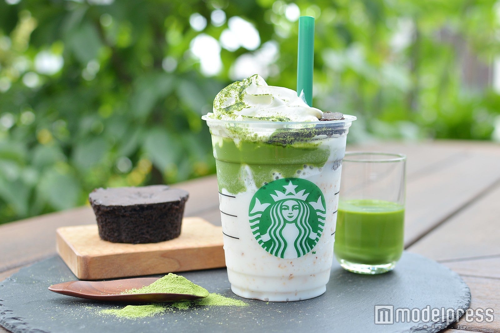 スタバ新作フラペチーノが贅沢すぎる チョコレートケーキが織りなすハーモニーに夢中 試食レポ モデルプレス