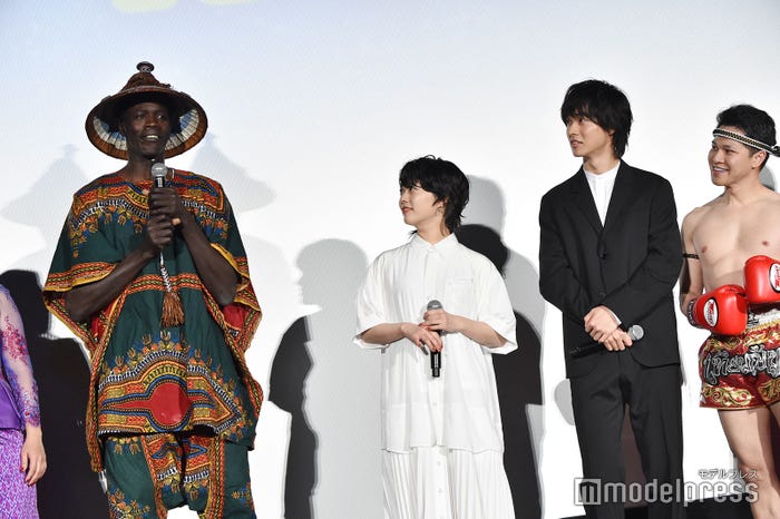 (左から2番目)高畑充希、(左から3番目)山崎賢人(C)モデルプレス