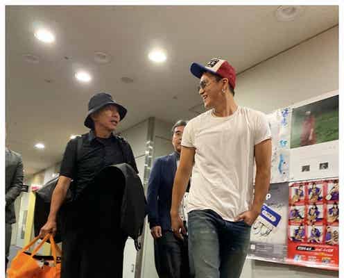 小栗旬、木梨憲武“お仕事シリーズ”に登場 溶け込みすぎてファンも二度見