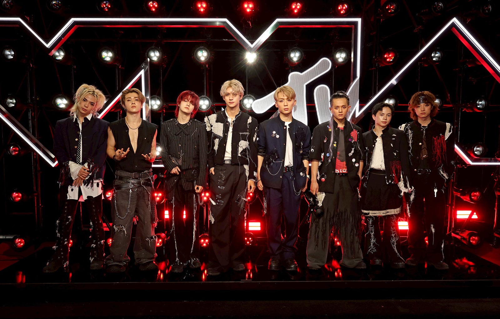 ONE OR EIGHT、全米音楽授賞式「VMA」レッドカーペットに“学ラン”姿で登場 日本人グループ初の快挙