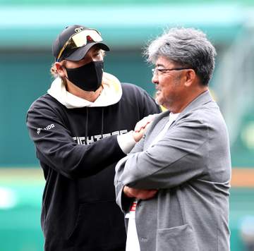 阪神 甲子園で“亀新コンビ”が実現！新庄監督も表情緩めて談笑 フィーバー巻き起こした1992年から34年 2人でじゃれ合う姿にほっこり