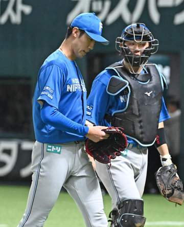 サヨナラ満塁被弾の日本ハム・福島は呆然 捕手・進藤の言葉にうなずきながら引き揚げる