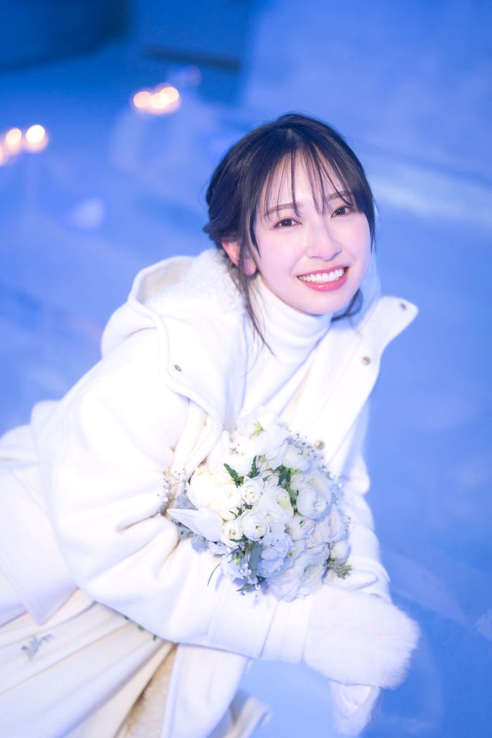 北海道・トマムの氷の教会での金村美玖:封入ポストカード/撮影:佐藤佑一(光文社刊)