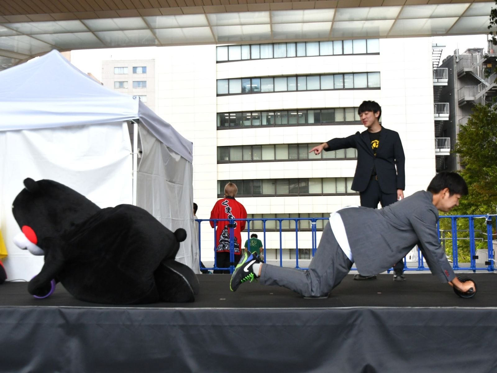 くまモンのおなかも鍛えられるかな=10月18日、東京都港区