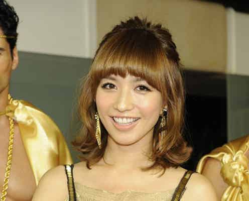 優木まおみ、ゴージャスドレスで「美しすぎる知の女神」に