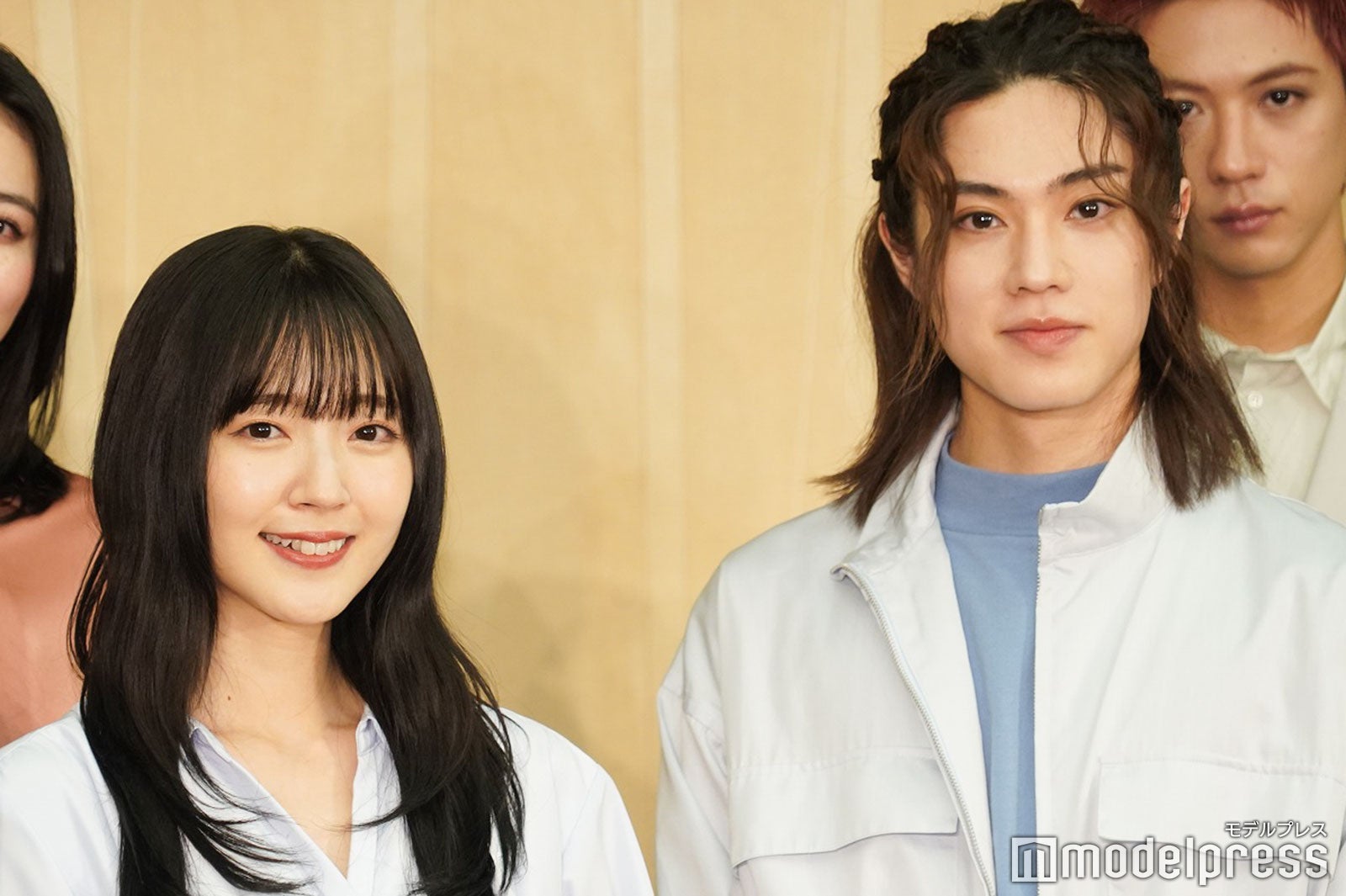 鈴木愛理、佐藤龍我（C）モデルプレス