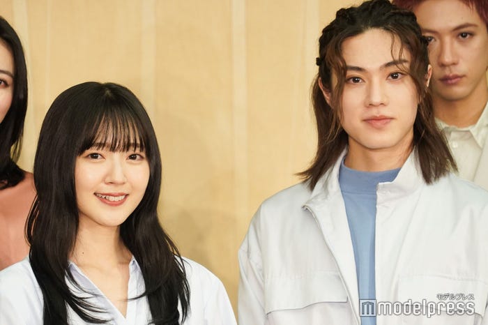 鈴木愛理、佐藤龍我(C)モデルプレス