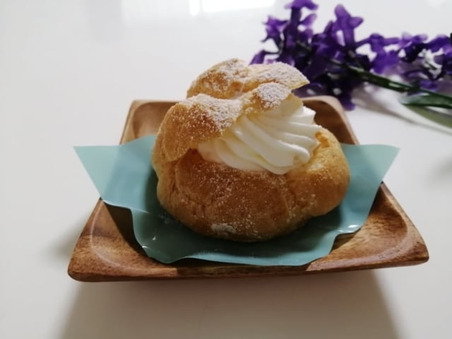 ローソンMILKシュークリーム皿の上