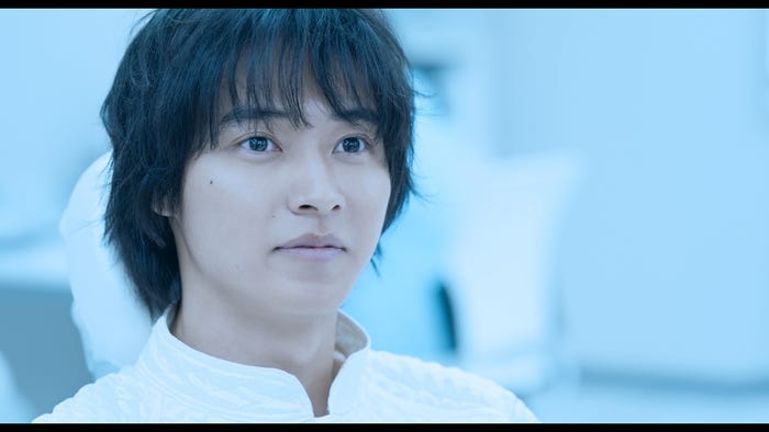 山崎賢人(C)2021「夏への扉」製作委員会