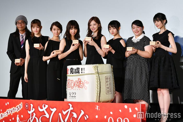 左から:英勉監督、松村沙友理、桜井玲香、西野七瀬、白石麻衣、伊藤万理華、富田望生、生田絵梨花(C)モデルプレス