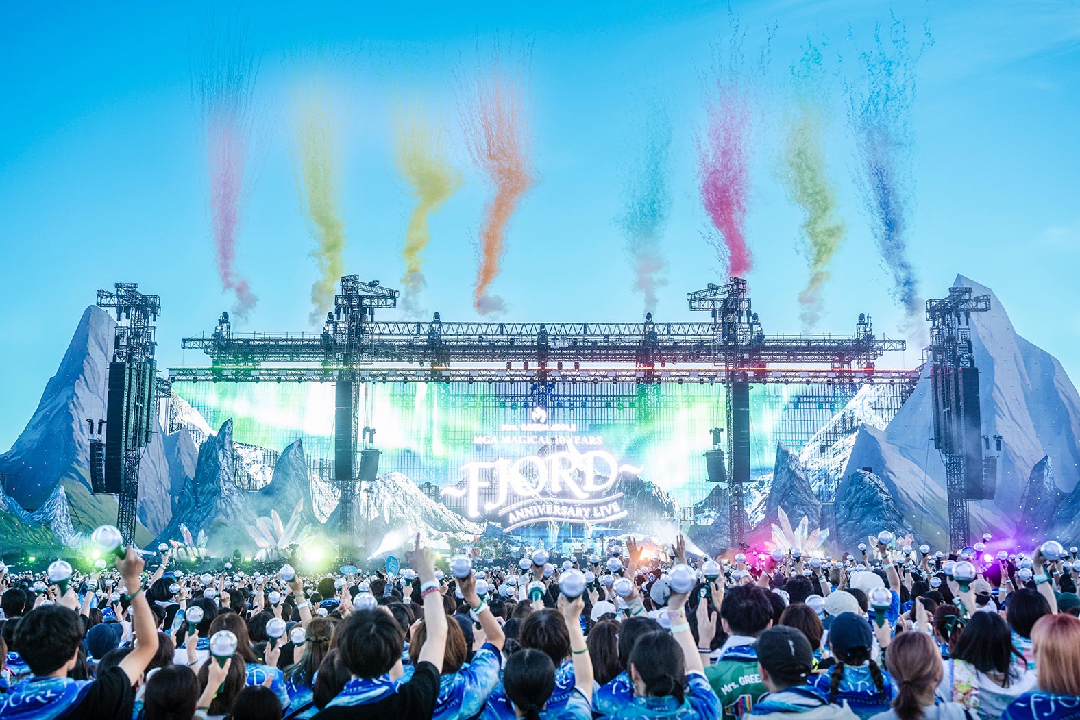 Mrs. GREEN APPLE、10周年野外ライブで10万人動員 1200機巨大