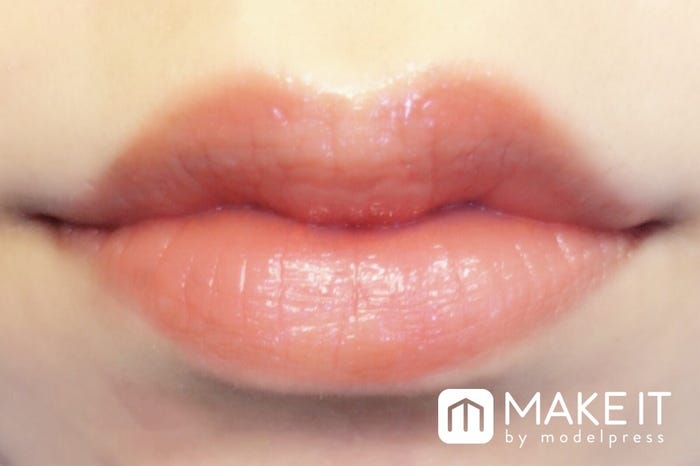 【メイベリン】「リップフラッシュ」“OR01オレンジグレーズ”使用 (C)メイクイット