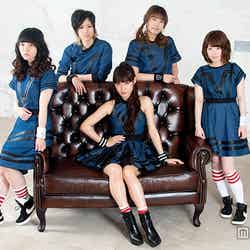 LAGOON／（前列左から）YUKINO、MIORI、yuri（後列左から）NANA．、RINO