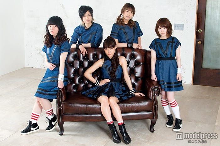 LAGOON/(前列左から)YUKINO、MIORI、yuri(後列左から)NANA.、RINO