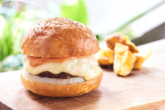 東京「コーラとハンバーガー」国産牛100%パテ×無農薬野菜のやさしいバーガー