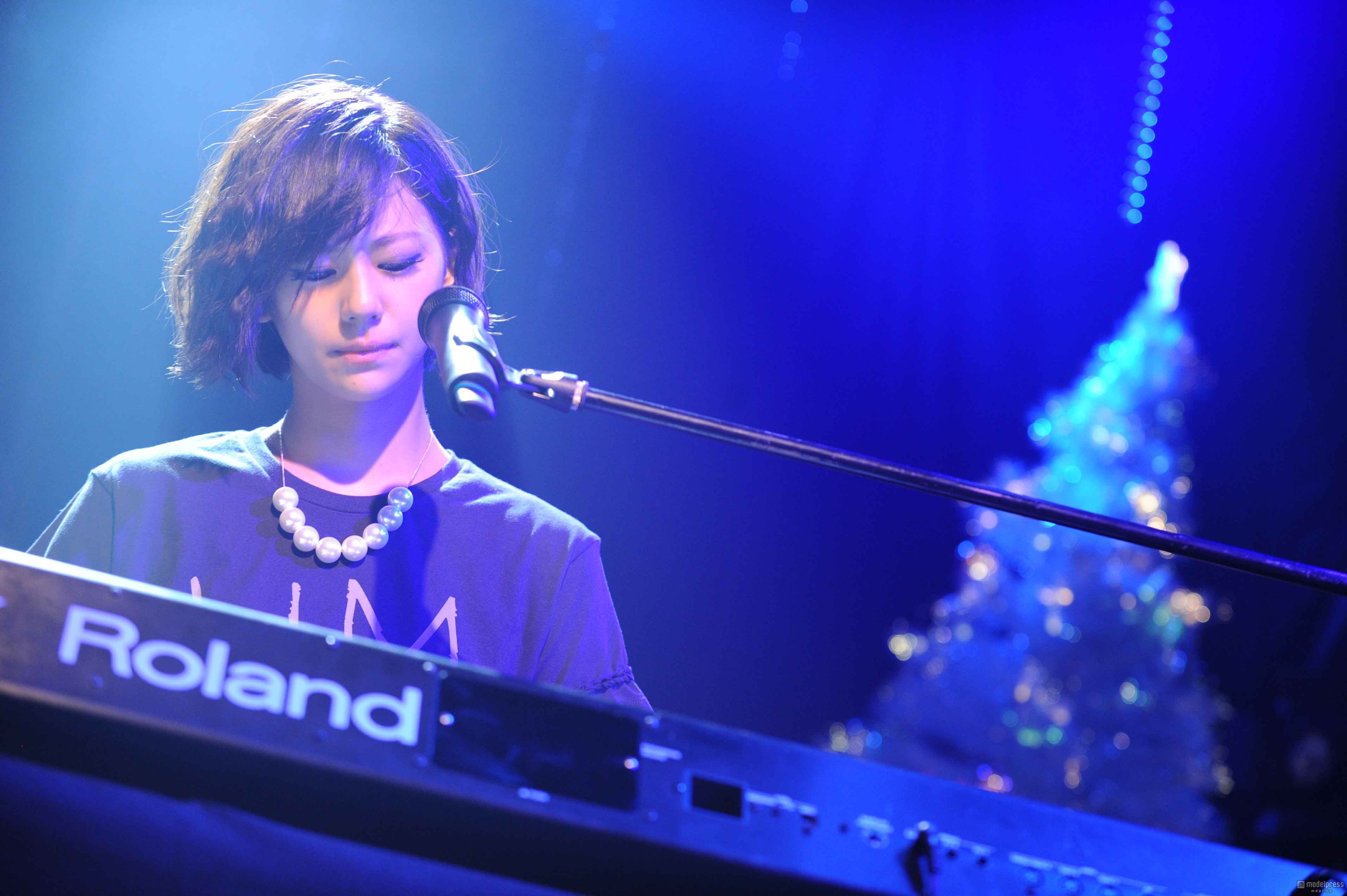 西内まりや、初の自作曲をピアノ弾き語りで披露　誕生日ライブ開催