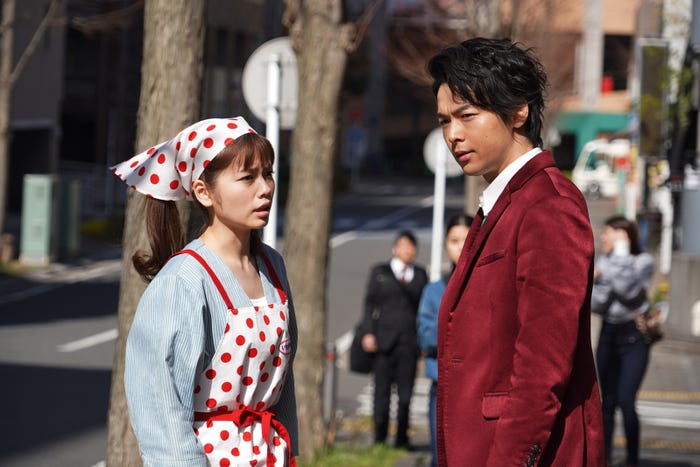 小芝風花、中村倫也/「美食探偵 明智五郎」第3話より(C)日本テレビ