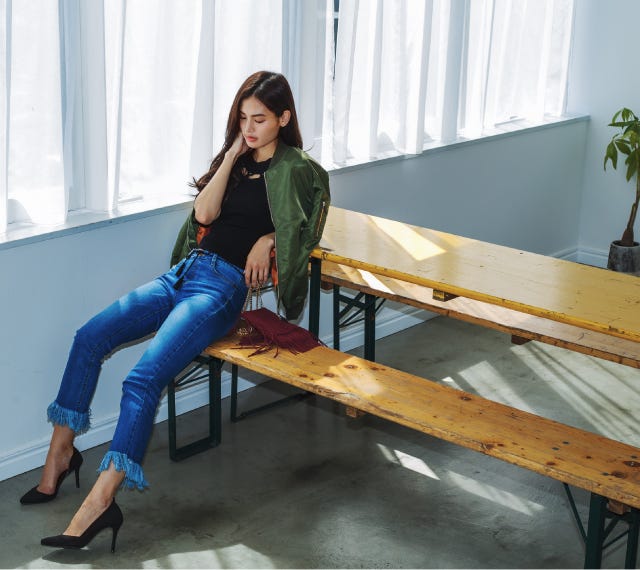 MA-1¥6,990、クロストップス¥3,990、フリンジデニムパンツ¥6,990、タッセルベルト¥1,490、フリンジミニバッグ¥4,990、パンプス¥6,990/以上 #girl(C)TOPLOG